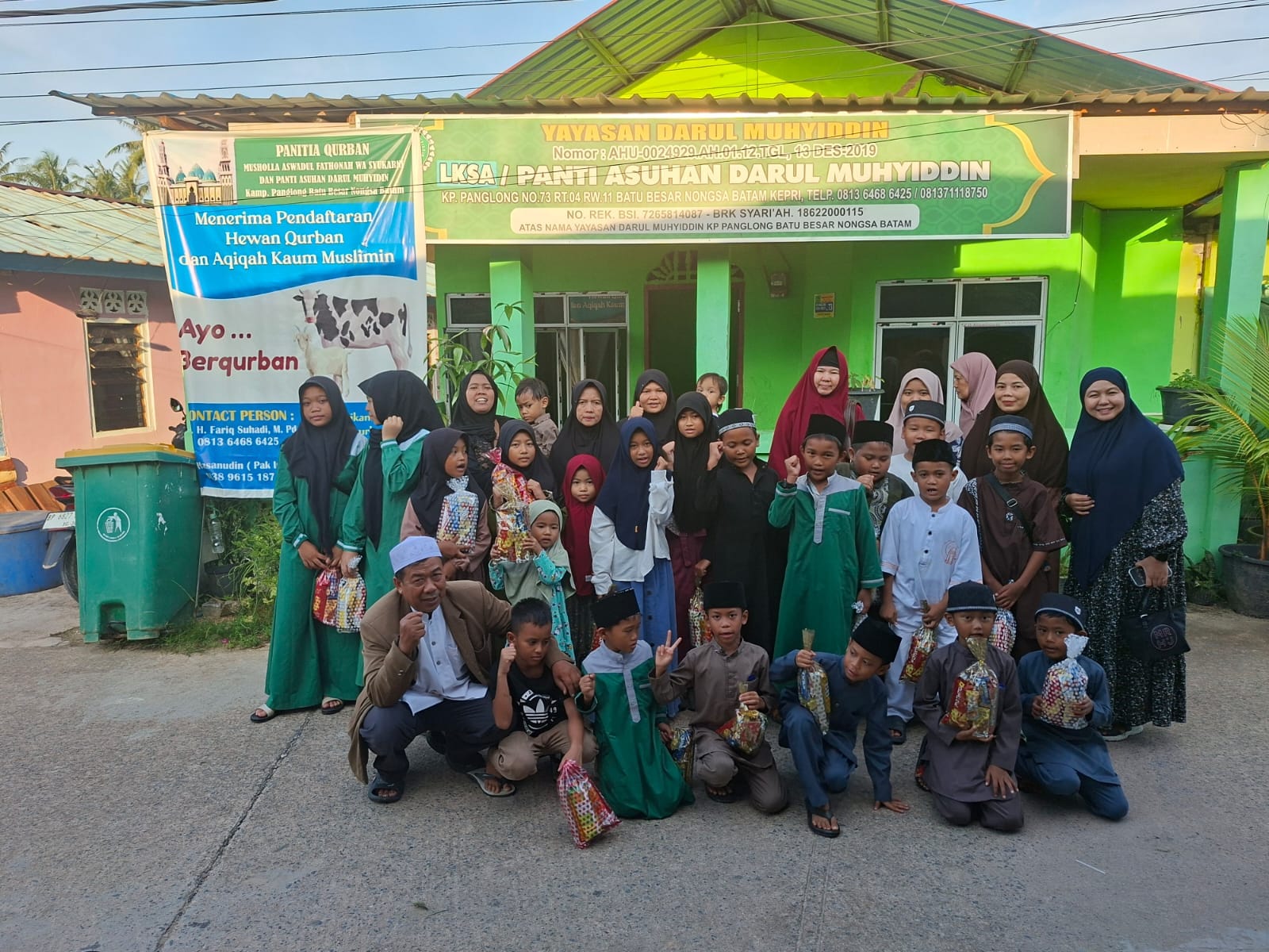 Dimasjid Al-Gufron ada suasana Pengajian Ibu-ibu, yg di koordinir oleh Istri H, Abdurahman